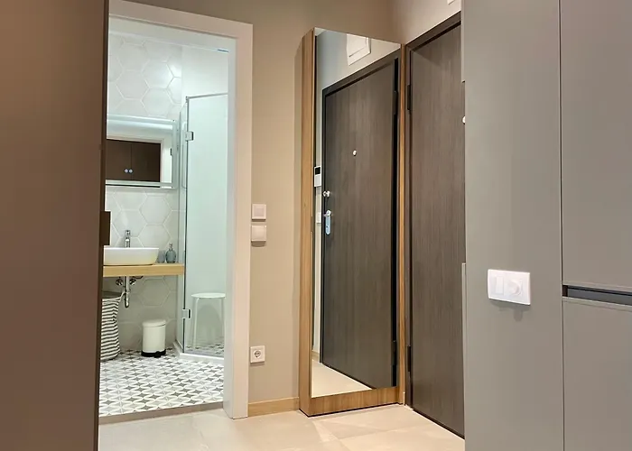 アパート With Free Underground Parking By Cosher