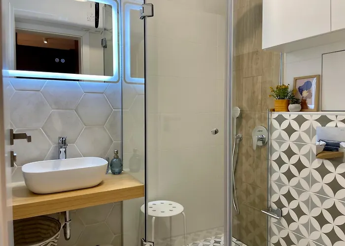 With Free Underground Parking By Cosher アパート ソフィア