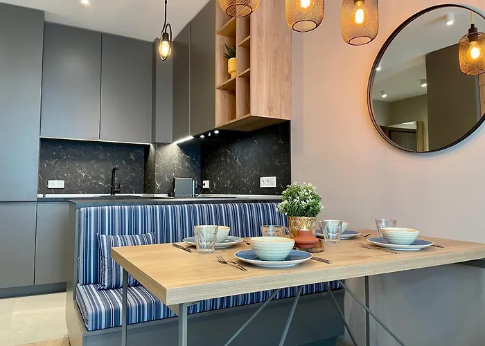 アパート With Free Underground Parking By Cosher